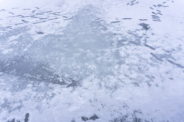 Fußspuren auf Eisdecke 