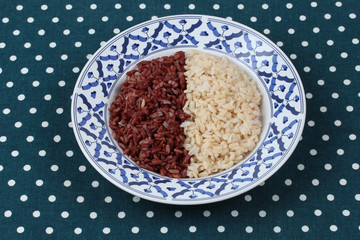 Ready served of brown rice and organic red jasmine rice.