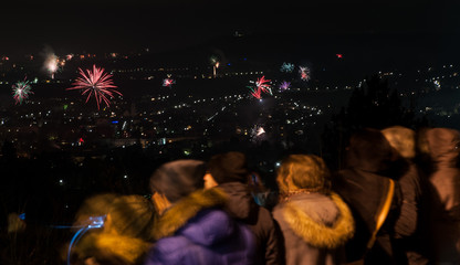Fototapeta na wymiar Feuerwerk mit Zusehern