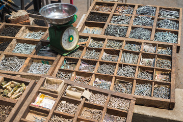 Quincaillerie en vrac dans un marché
