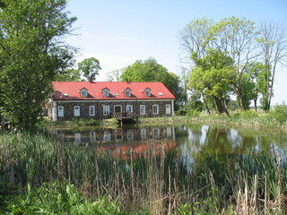 Уютный дом возле воды