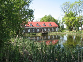 Уютный дом возле воды