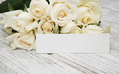 Obraz na płótnie Canvas White roses with tag