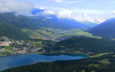 Naklejka na ściany i meble Schweizer Alpen: Luftaufnahme von der Anflugschneise Oberengadin mit dem Flugplatz samedan