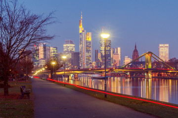 Fototapeta na wymiar Frankfurt. City embankment and skyscrapers of the 's business center.