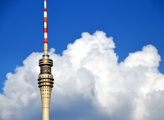 Dresdner Fernsehturm vor blauem Himmel mit weißen Haufenwolken © thauwald-pictures