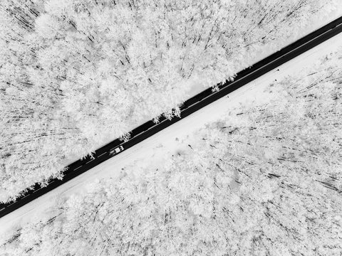 Fototapeta Droga przez zaśnieżony las - widok z powietrza