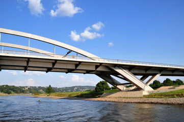 Brückenstreit: Waldschlösschenbrücke vor blauem Himmel