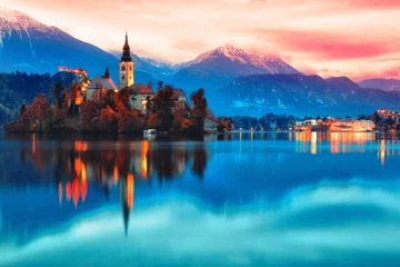 Stof per meter Nachtscène van het meer van Bled in Slovenië, beroemde en populaire reisbestemming voor verliefde romantische koppels. Artistiek toning landschap. © Feel good studio