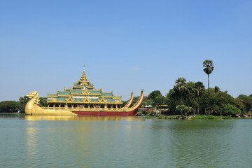 Templo Karaweik en el lago Kandawgyi, Rangún,Birmania - obrazy, fototapety, plakaty