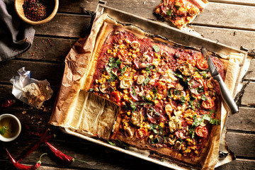 selbstgemachte pizza auf backblech