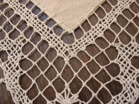 Винтажная льняная салфетка с элементами вышивки лентами