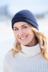 portrait de belle femme souriant en hiver avec un bonnet