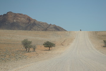 Fototapeta na wymiar Auto auf Strasse C14, Republik Namibia, Afrika 