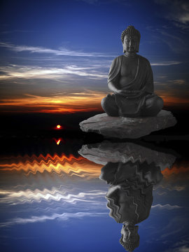 sich im Wasser spiegelnder Buddha