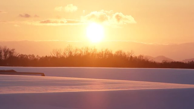 北海道　雪原に沈む夕日