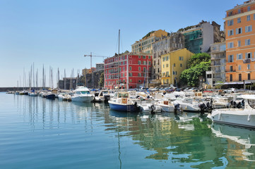 Fototapeta na wymiar ville aux façades colorées etport de plaisance, - Bastia, Corse 