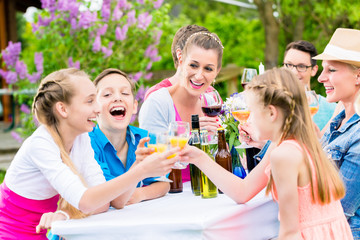 Fest im Garten für Familie und Nachbarschaf, jung und alt feiert gemeinsam - obrazy, fototapety, plakaty