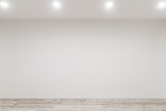 Gekälktes Laminat mit frisch gestrichener Wand in leerem Raum