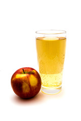 Apfelschorle isoliert auf weiß