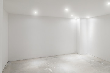 Gekälktes Laminat mit frisch gestrichener Wand in leerem Raum