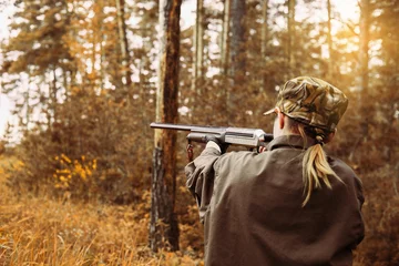 Stickers pour porte Chasser Saison de chasse d& 39 automne. Chasseuse de femme avec une arme à feu.