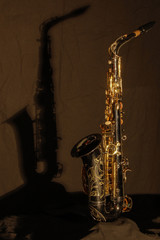 Fototapeta premium Gold saxophone with a shadow