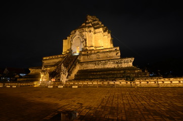 Fototapeta premium Wat Chedi Luang wird in der Nacht beleuchtet