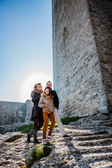 En famille dans le cimetière des moines de l'Abbaye de Montmajour près d'Arles