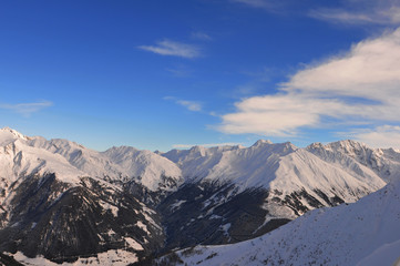 Austria: Der Wintersportort Kals-Matreis im Osttirol mit Blick auf die Hohen Tauern