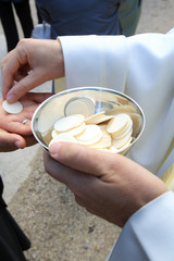 Donner la communion. Give communion.