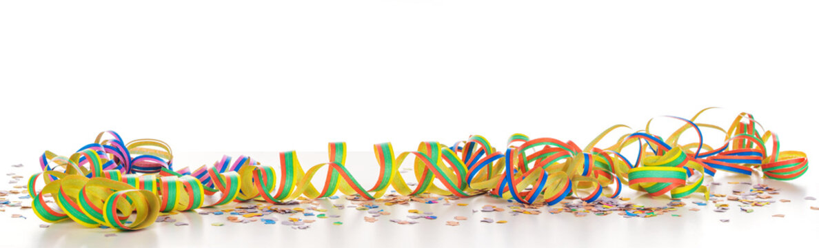 Luftschlangen und Konfetti vor wei&szlig;em Hintergrund, Panorama