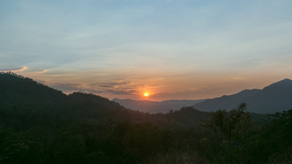 Atardecer en medio de las montañas