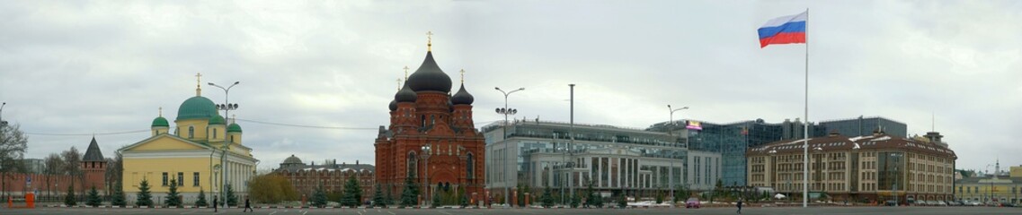 Fototapeta na wymiar Lenin square in the city-Hero of Tula. Panorama. The Flag Of Russia. The Tula Kremlin.