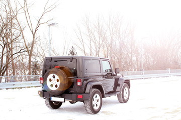 Jeep in einer Winterlandschaft