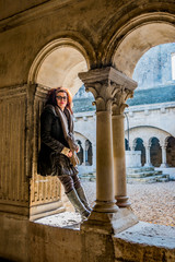 Femme dans l'Abbaye de Montmajour pr&egrave;s d'Arles