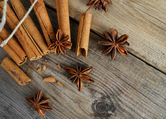 Корица и звездочки аниса на деревянном столе