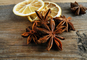 Звездочки аниса и лимон