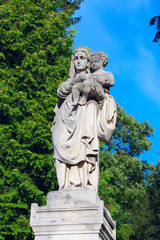 Fototapeta na wymiar Statue of mother with her child