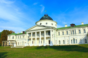 Fototapeta na wymiar view to Kachanivka Palace and huge trees