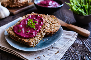 Beetroot spread with flax seeds and garlic
