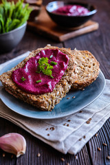 Beetroot spread with flax seeds and garlic