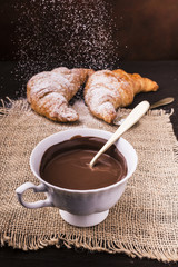 tazza di cioccolata con croissant