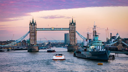 Obraz premium Tower Bridge in London kurz nach farbenfrohem Sonnenuntergang