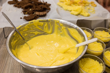 Processing to make 9-layer chocolate mango and coconut cream cake. Ingredients: mango, coconut extract, yellow, yellow lime, whipped cream, butter, flour, egg, cocoa, rum wine, sugar, gelatine..