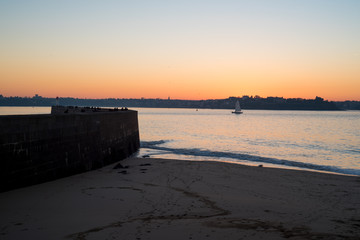 Coucher de soleil bancs publics, St Malo, Bretagne