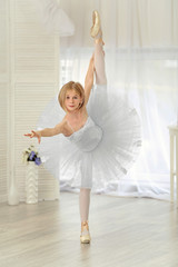 Obraz premium Small ballerina dancer at home