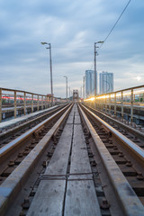 Fototapeta premium Kolej na stary metalowy most Long Bien w Hanoi, Wietnam