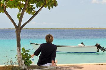 Frau mittleren Alters mit Blick auf das Meer
