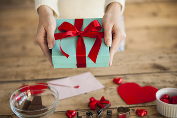 The woman gives chocolate to Valentine's Day